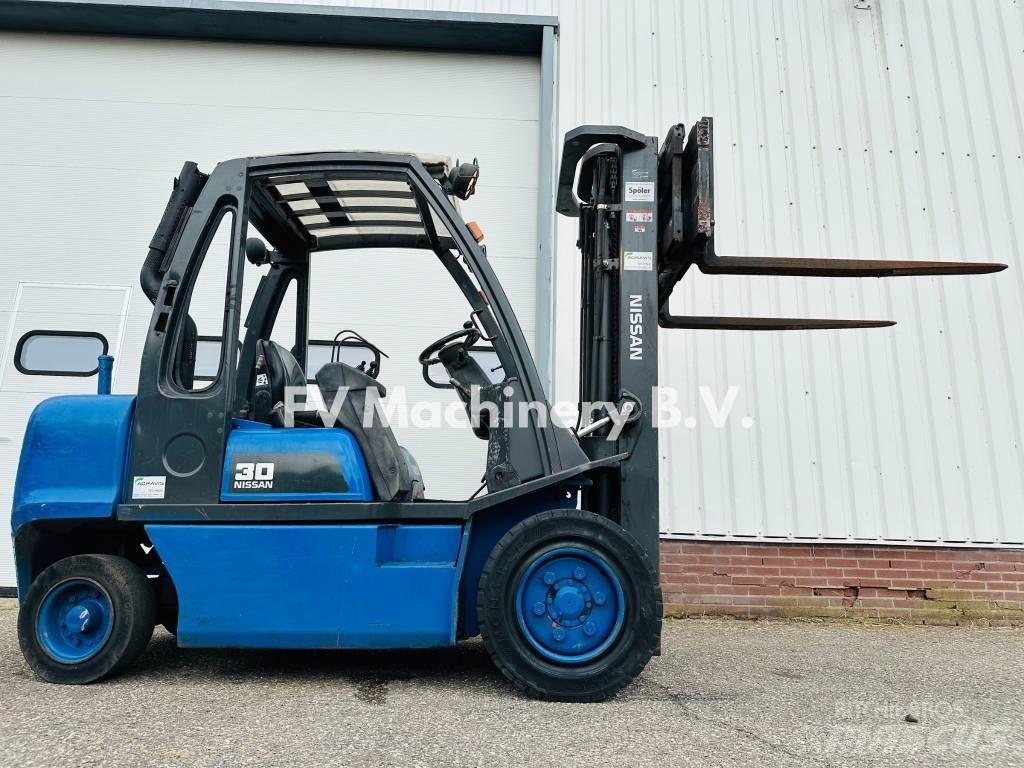 Nissan FGD 02A-300 Дизелови камиони