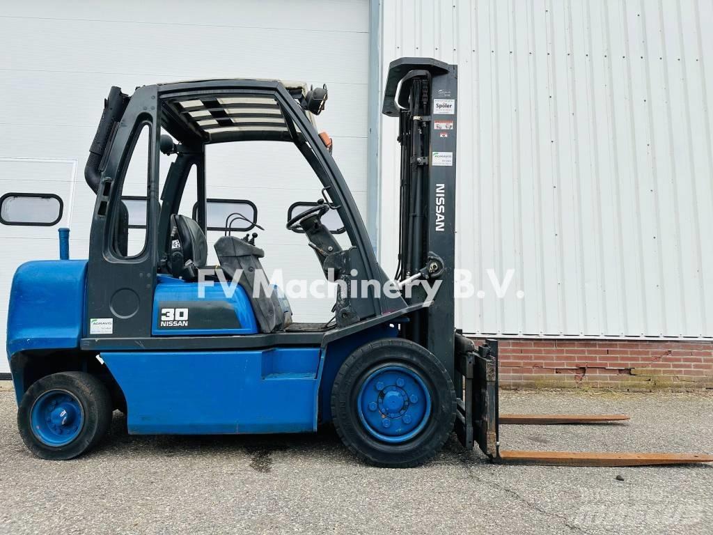 Nissan FGD 02A-300 Дизелови камиони