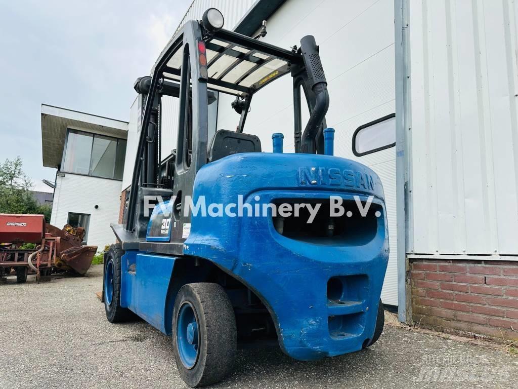Nissan FGD 02A-300 Дизелови камиони