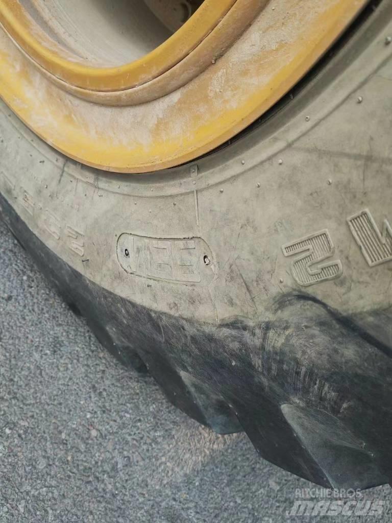 SEM 655D charger Колесни товарачи