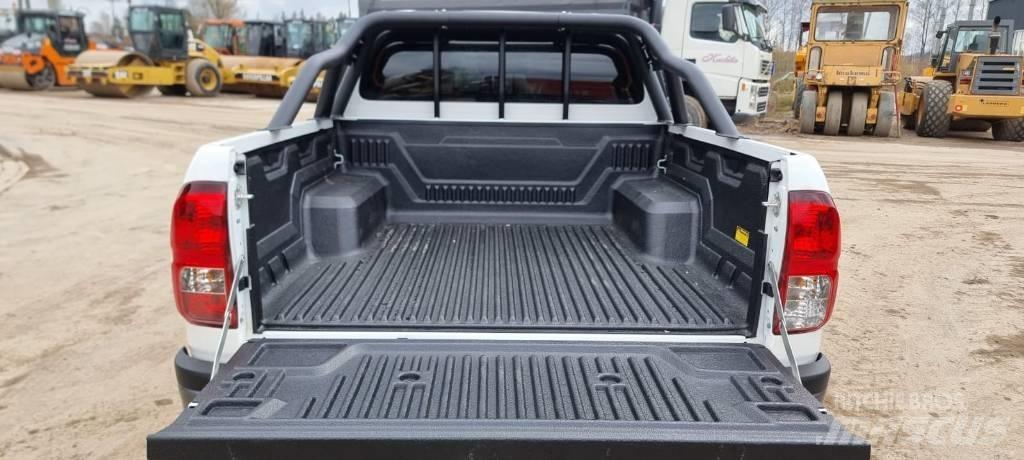 Toyota Hilux Пикапи