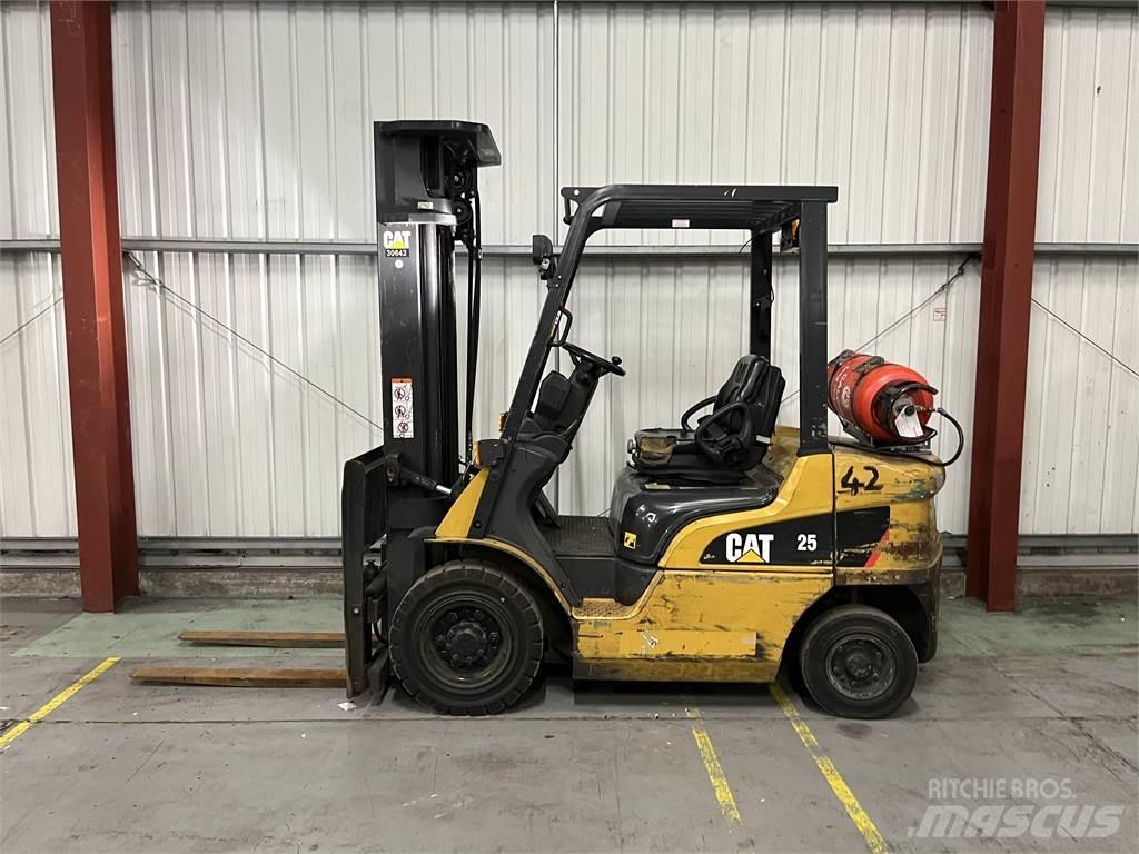 CAT GP25NT Камиони с АГУ