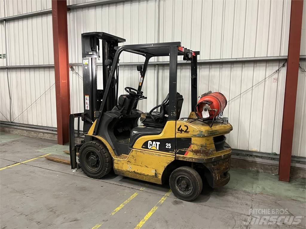 CAT GP25NT Камиони с АГУ