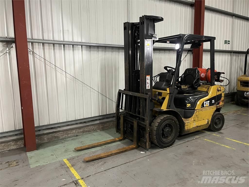 CAT GP25NT Камиони с АГУ