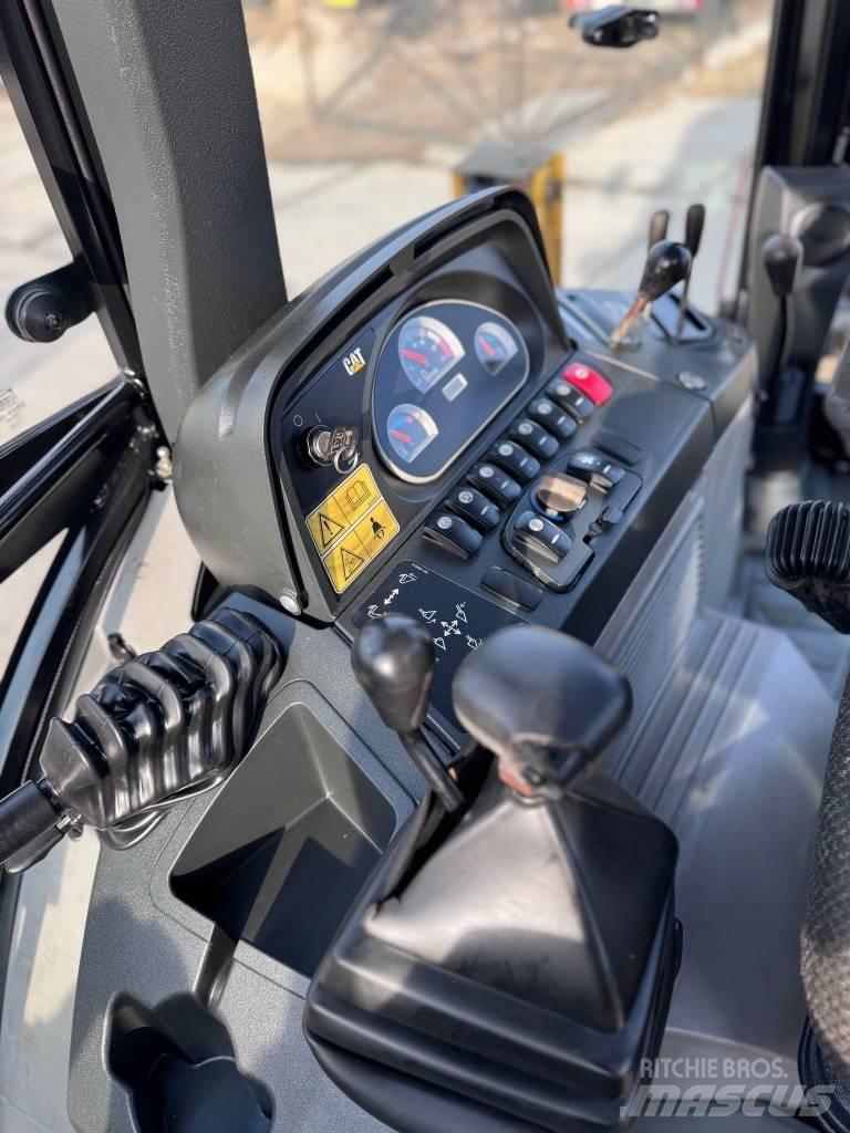 CAT 428 E Товарач със заден ексватор