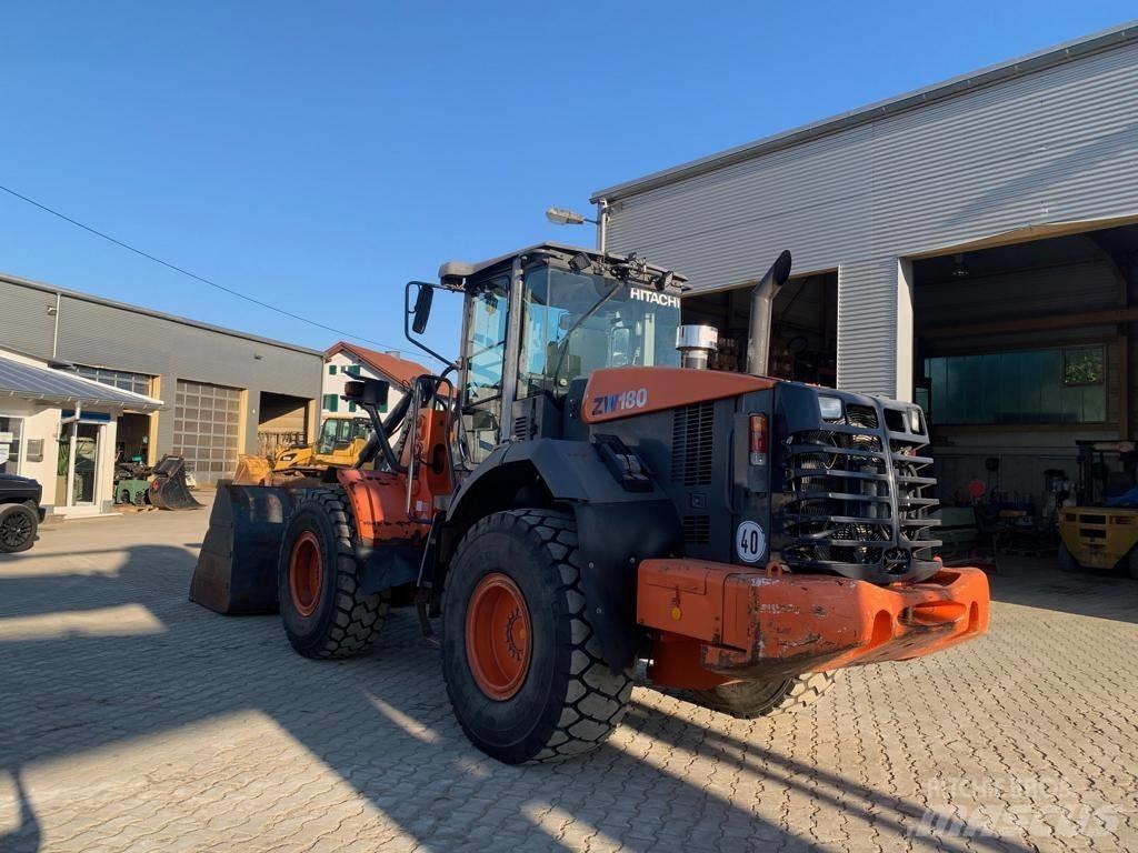 Hitachi ZW 180 Колесни товарачи