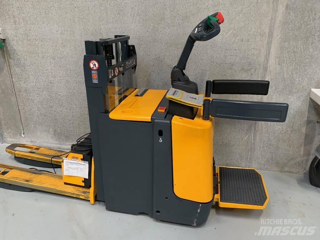 Jungheinrich ERD 220 Колички високоповдигачи с теглич