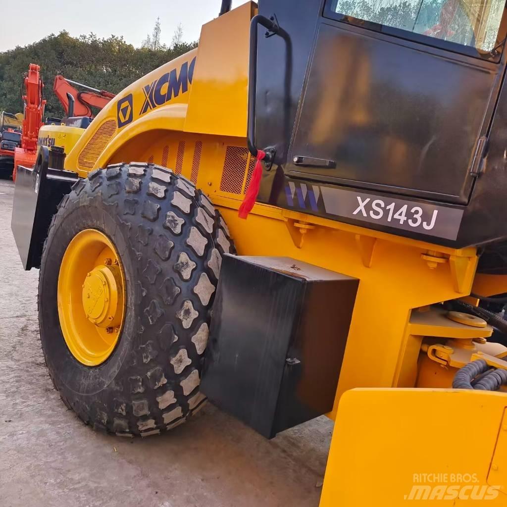 XCMG XS 143J Еднобарабанни ролки
