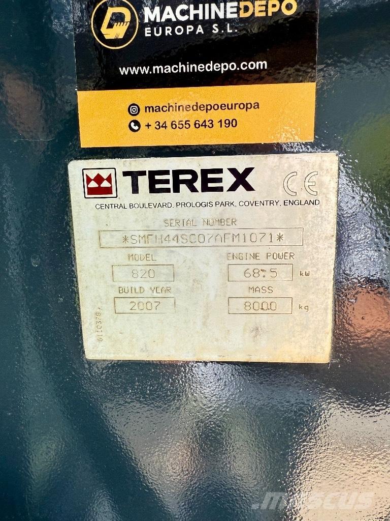 Terex 820 Товарач със заден ексватор
