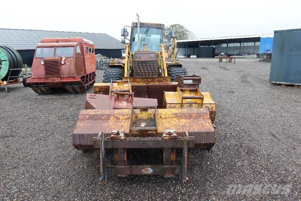 Hydrema 906 Товарач със заден ексватор