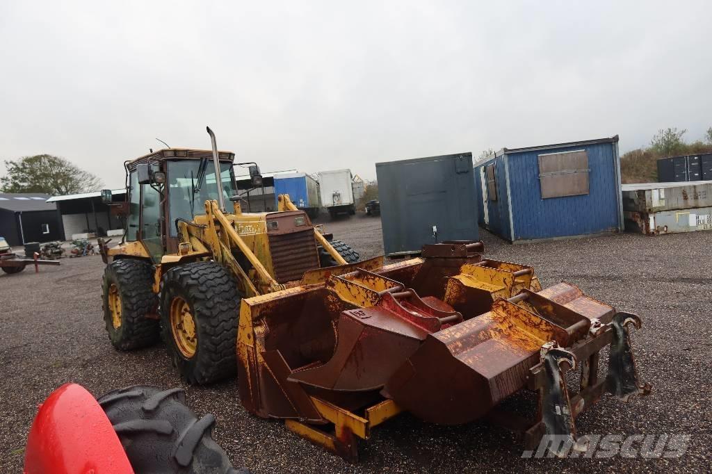 Hydrema 906 Товарач със заден ексватор