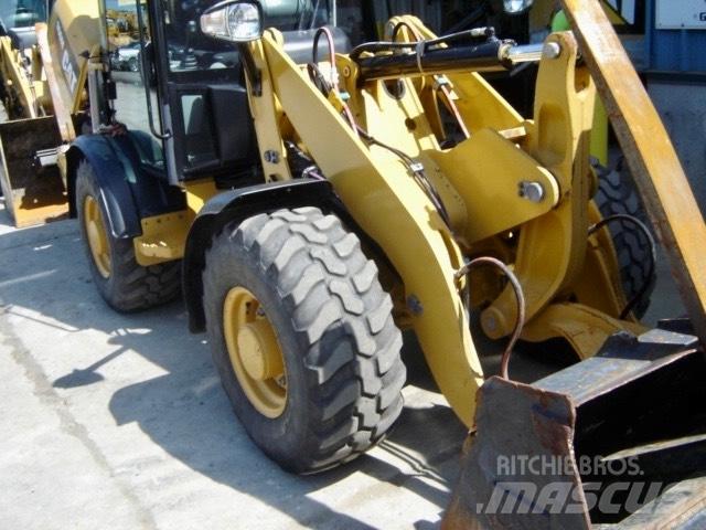 CAT 906 M Колесни товарачи