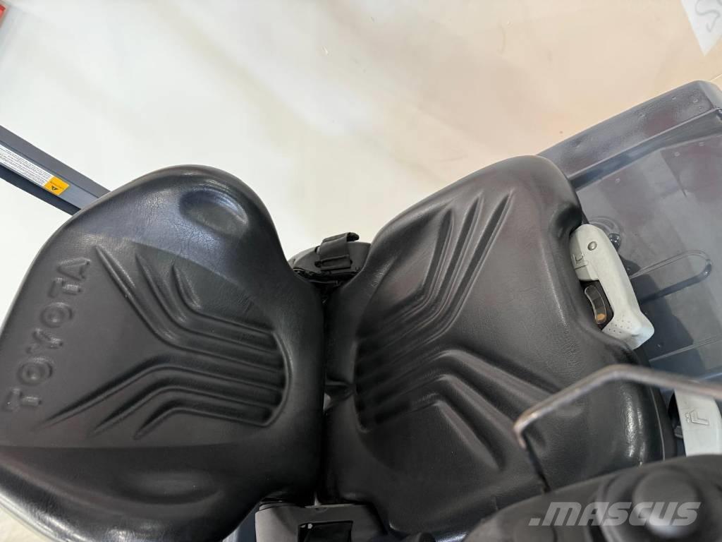 Toyota 11032 - 8FBM16T Електрически вилични кари-повдигачи