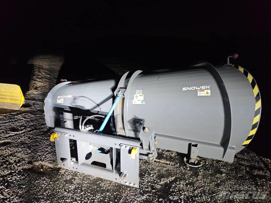 Snowek U320 alueaura Снегочистачки
