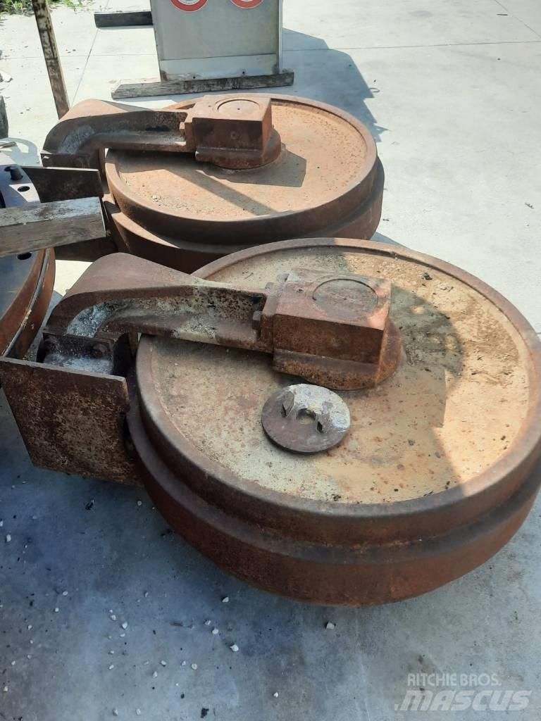 Hitachi EX 700 Релси, вериги и ходова част
