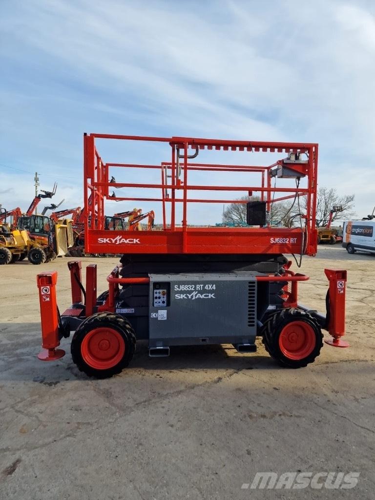 SkyJack SJ 6832 RT Ножични работни платформи
