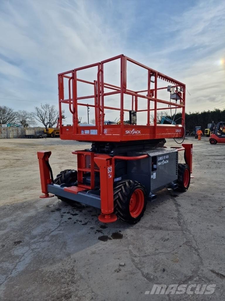 SkyJack SJ 6832 RT Ножични работни платформи