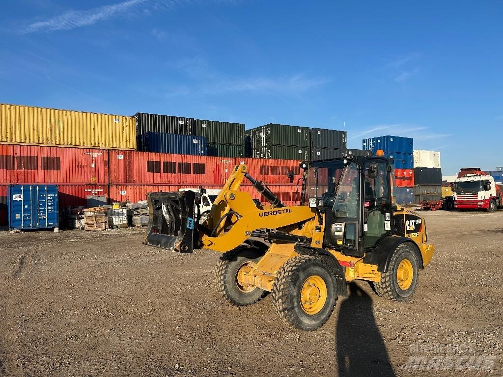 CAT 906M Колесни товарачи