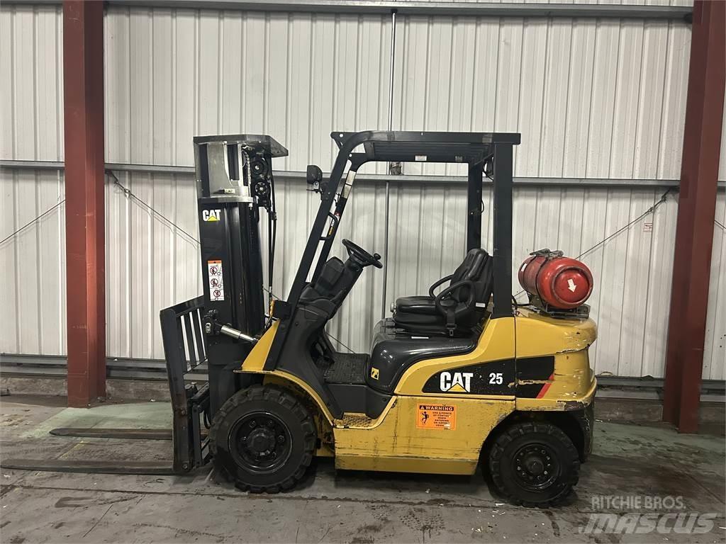 CAT GP25NT Камиони с АГУ