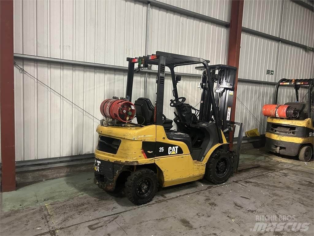 CAT GP25NT Камиони с АГУ