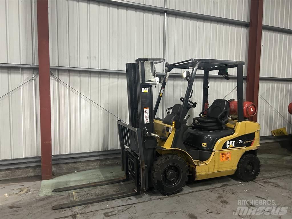 CAT GP25NT Камиони с АГУ
