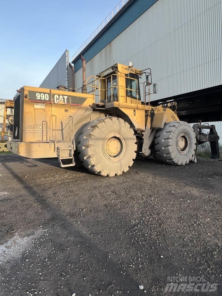 CAT 990 Колесни товарачи