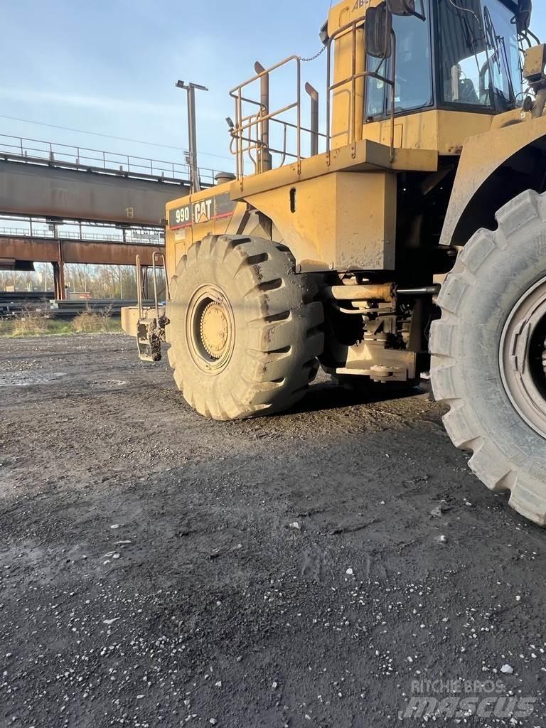 CAT 990 Колесни товарачи
