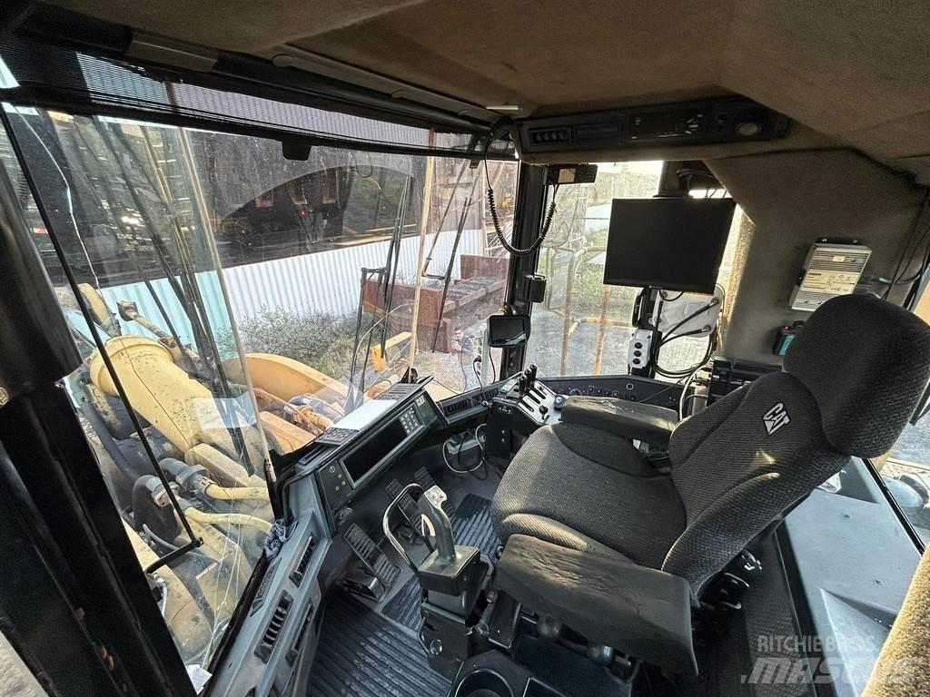 CAT 990 Колесни товарачи