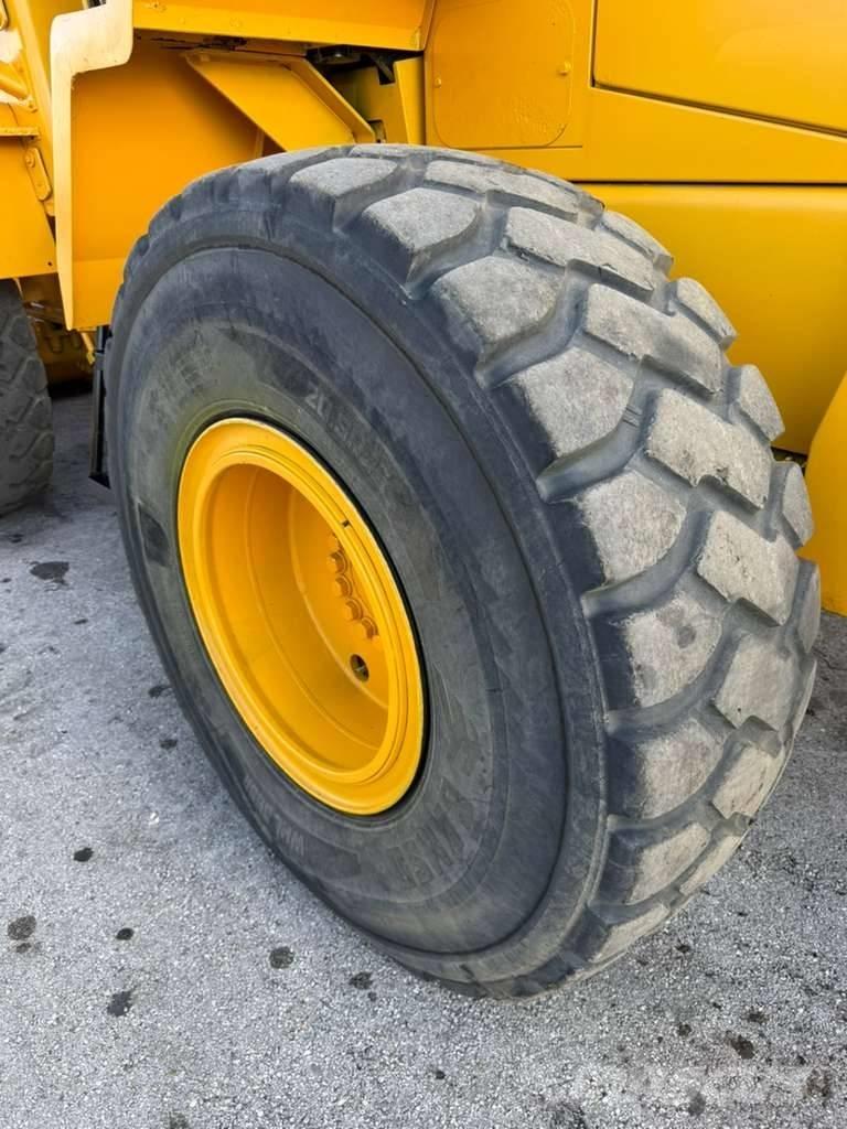 Komatsu WA 320-5L Колесни товарачи