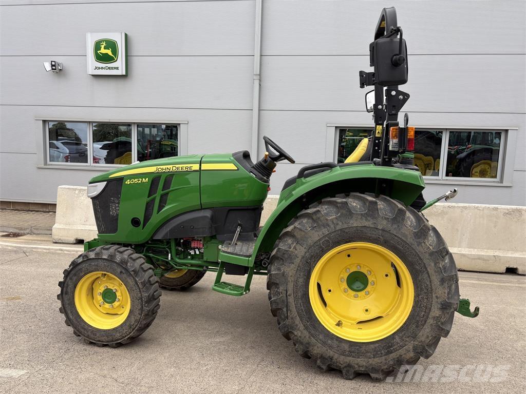 John Deere 4052M Компактни трактори