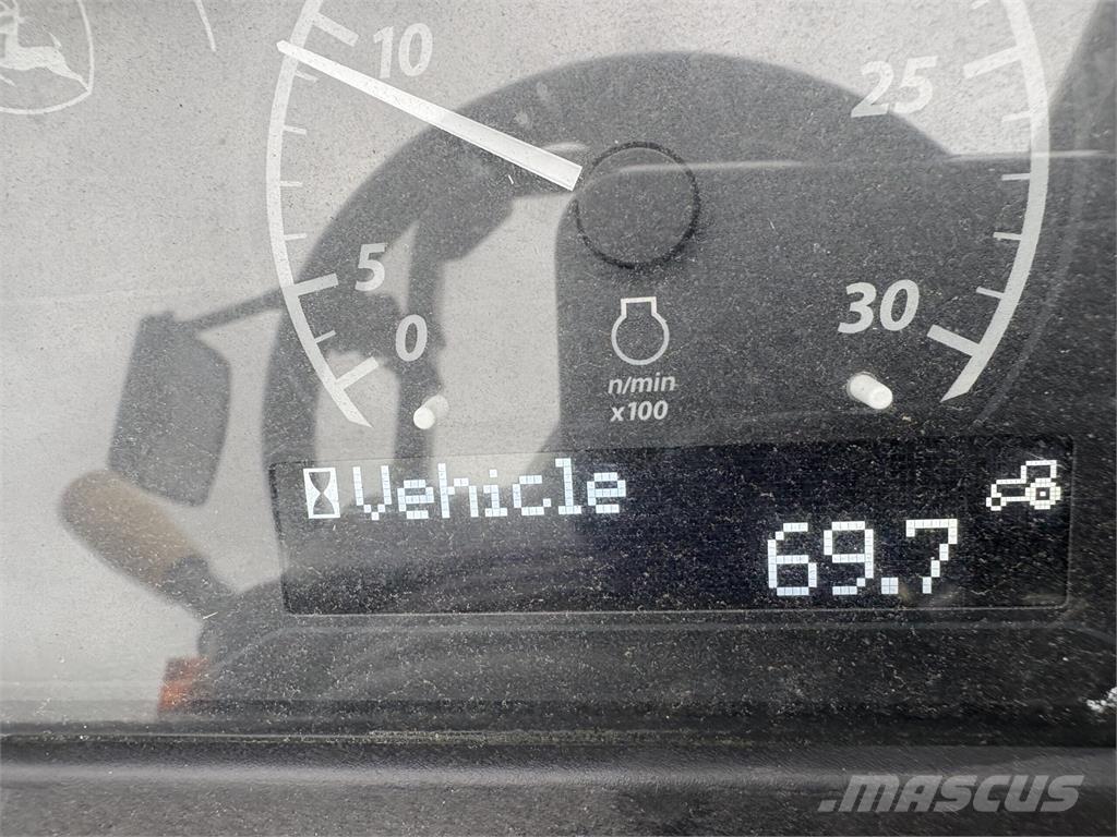 John Deere 4052M Компактни трактори