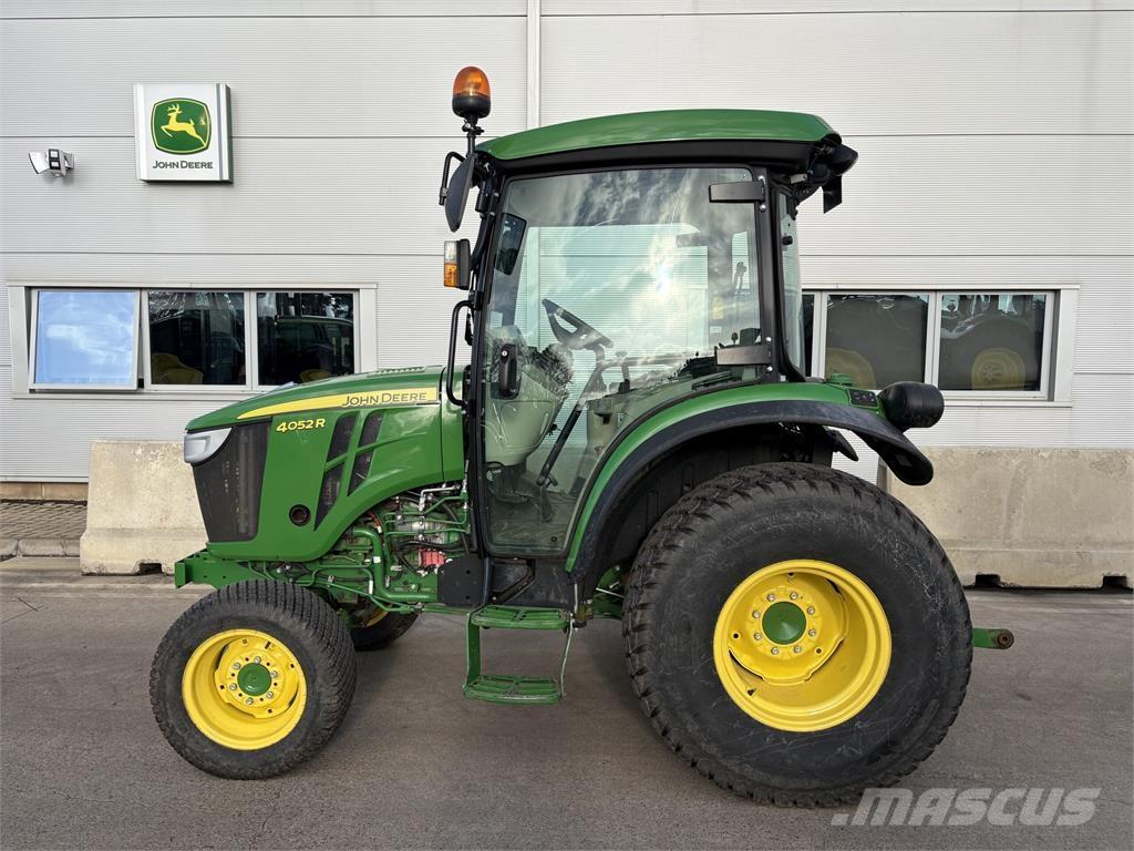 John Deere 4052R Компактни трактори