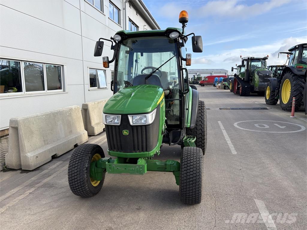 John Deere 4052R Компактни трактори