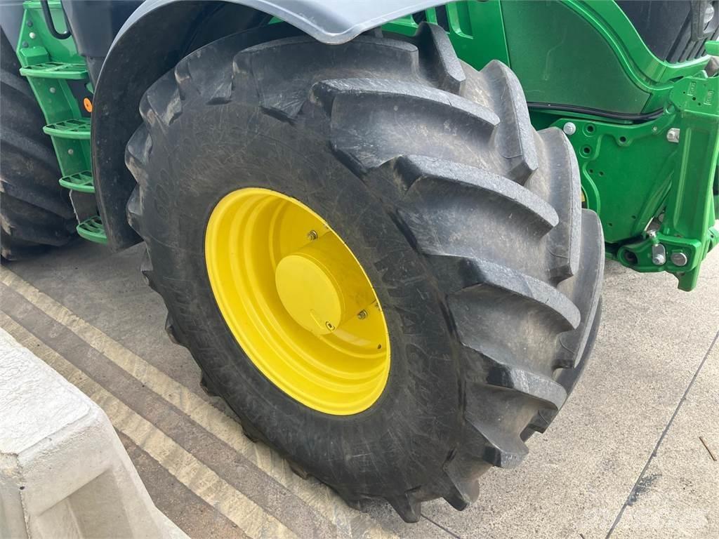 John Deere 6215R Трактори