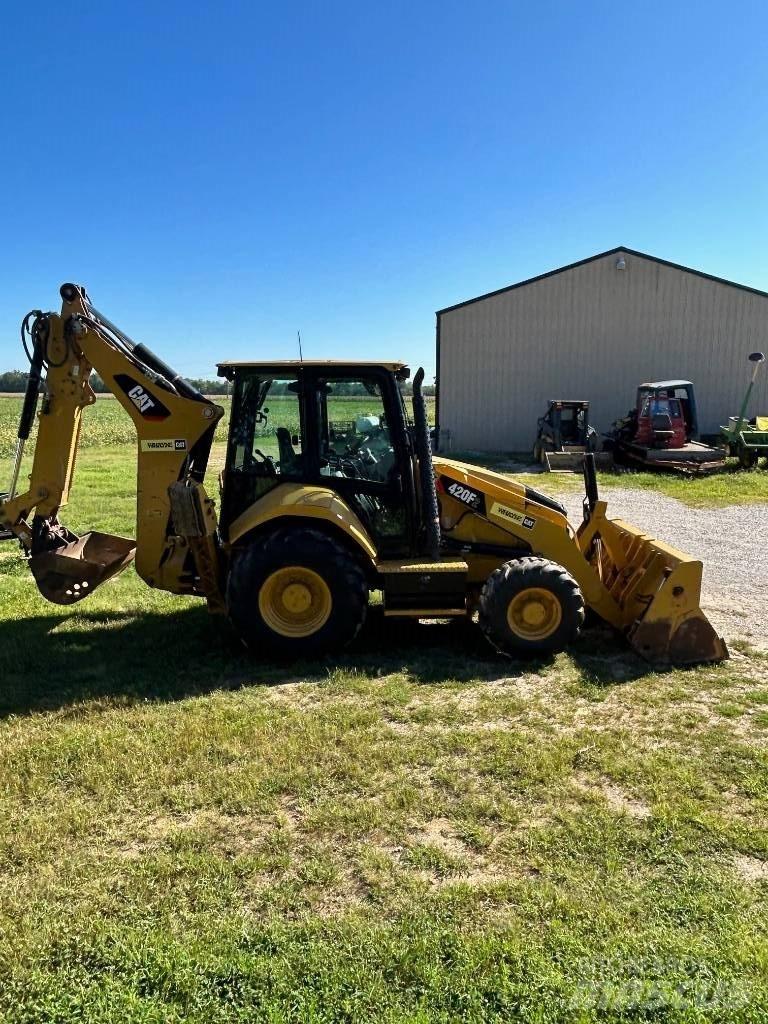 CAT 420 F2 ST Товарач със заден ексватор