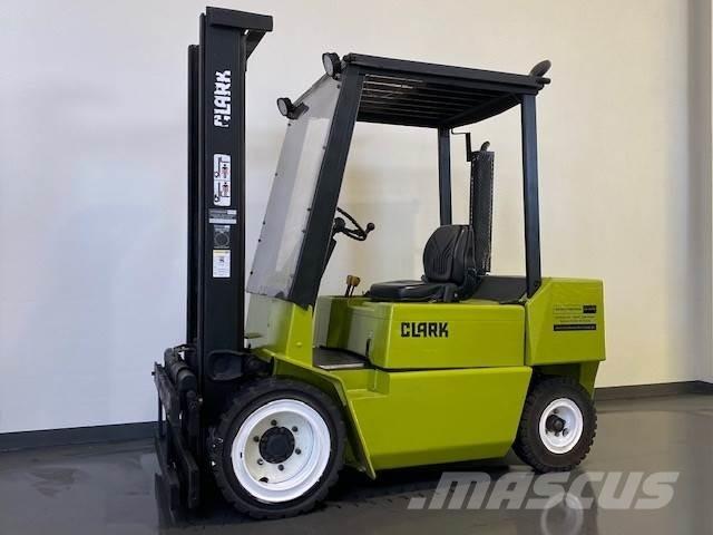 Clark DPM30N Дизелови камиони