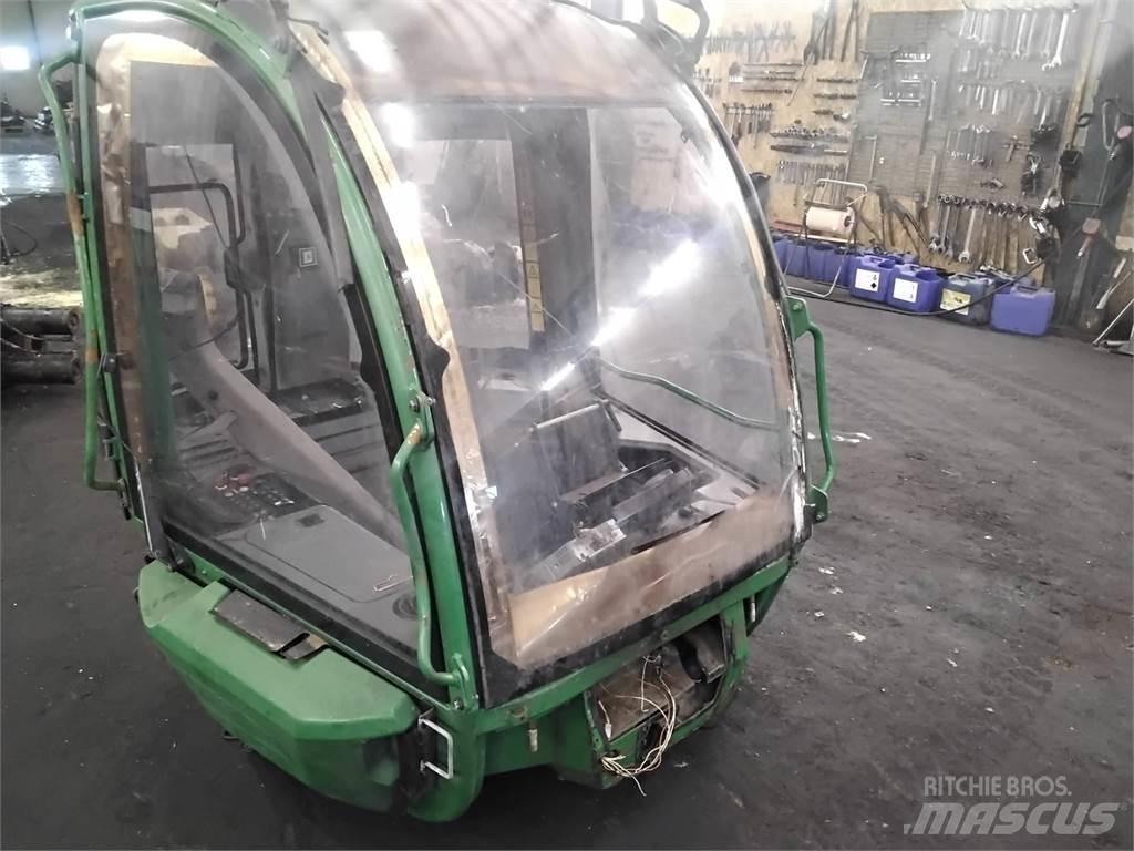 John Deere 1270E Кабина