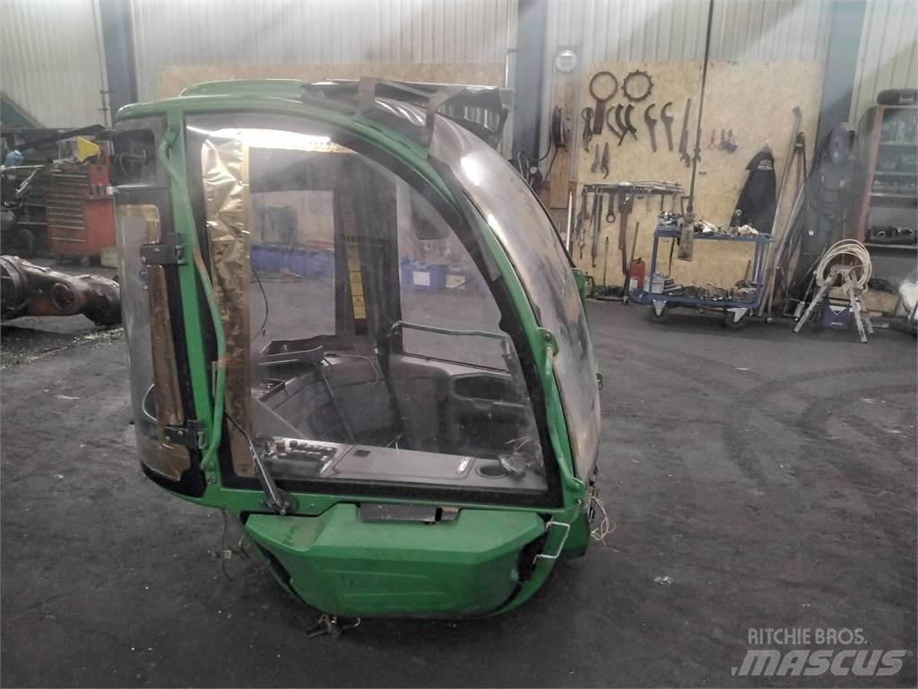 John Deere 1270E Кабина