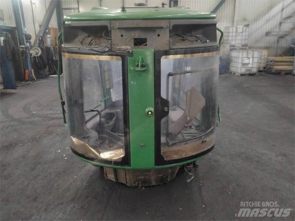 John Deere 1270E Кабина