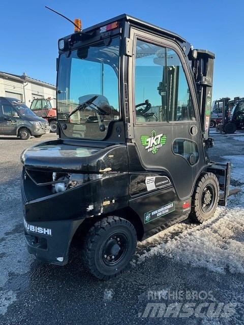 Mitsubishi FD25N3 Дизелови камиони