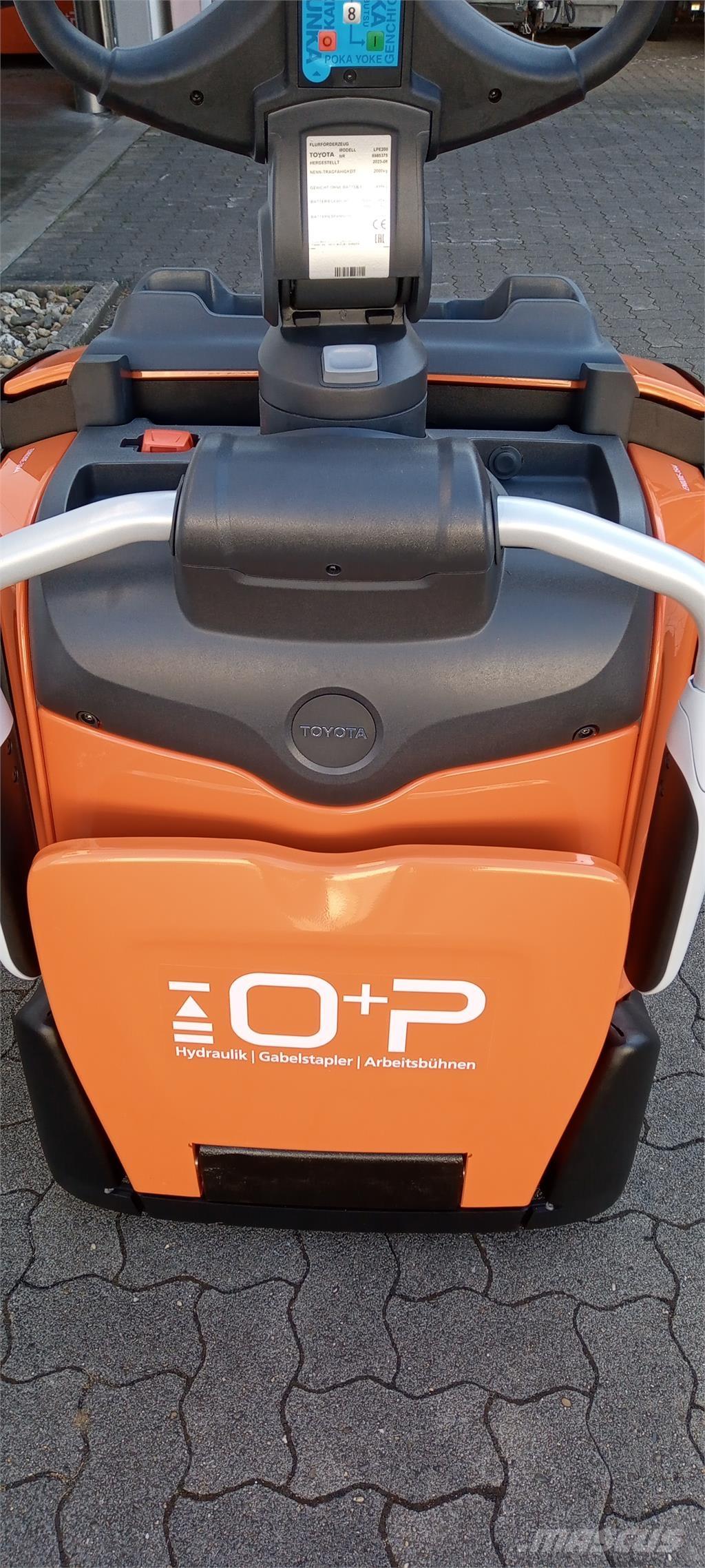 Toyota LPE200 Колички високоповдигачи с теглич