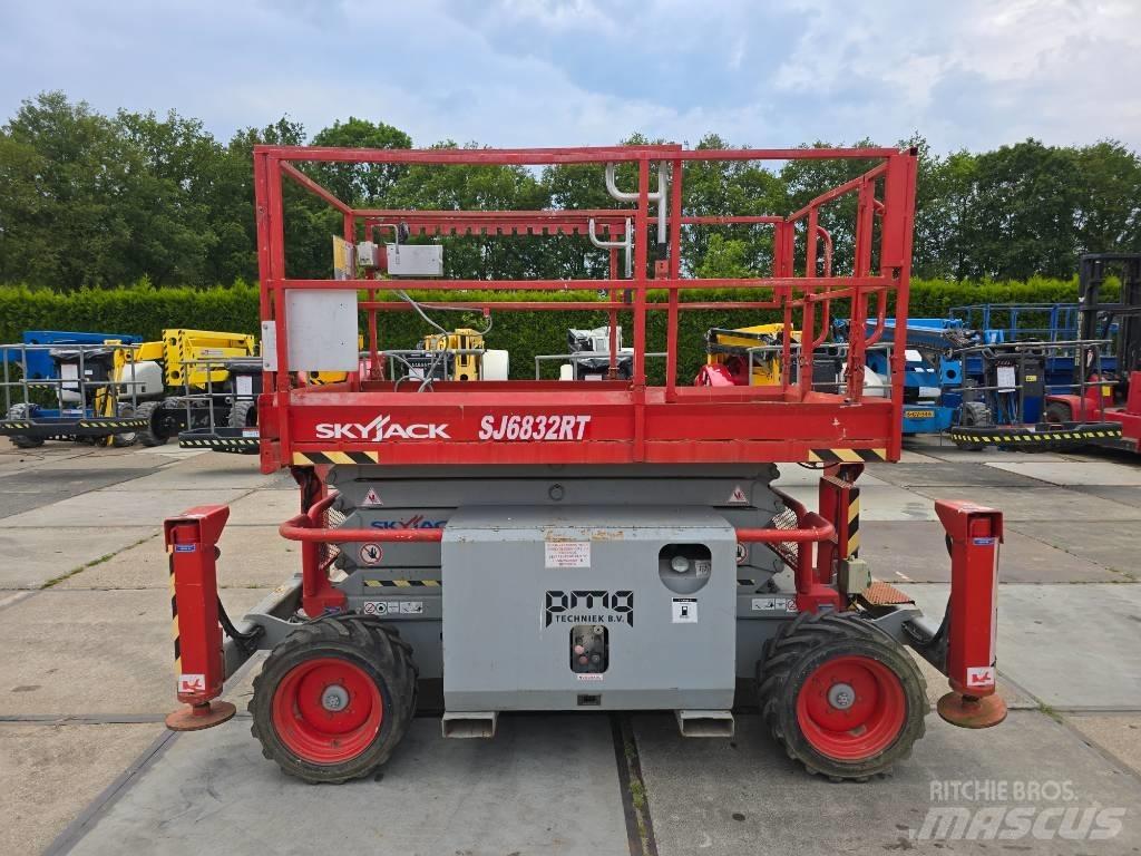 SkyJack SJ 6832 RT Ножични работни платформи