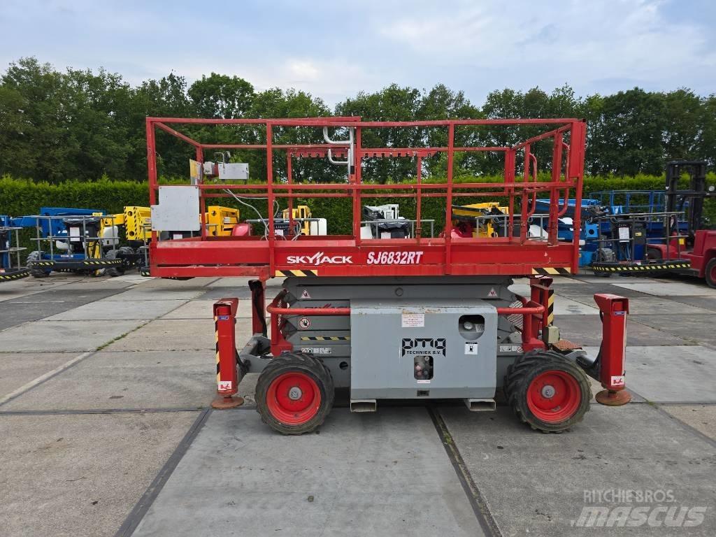 SkyJack SJ 6832 RT Ножични работни платформи
