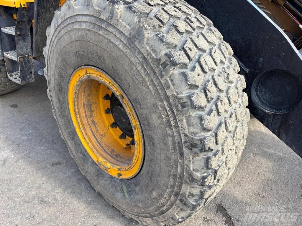 JCB 437 HT Колесни товарачи