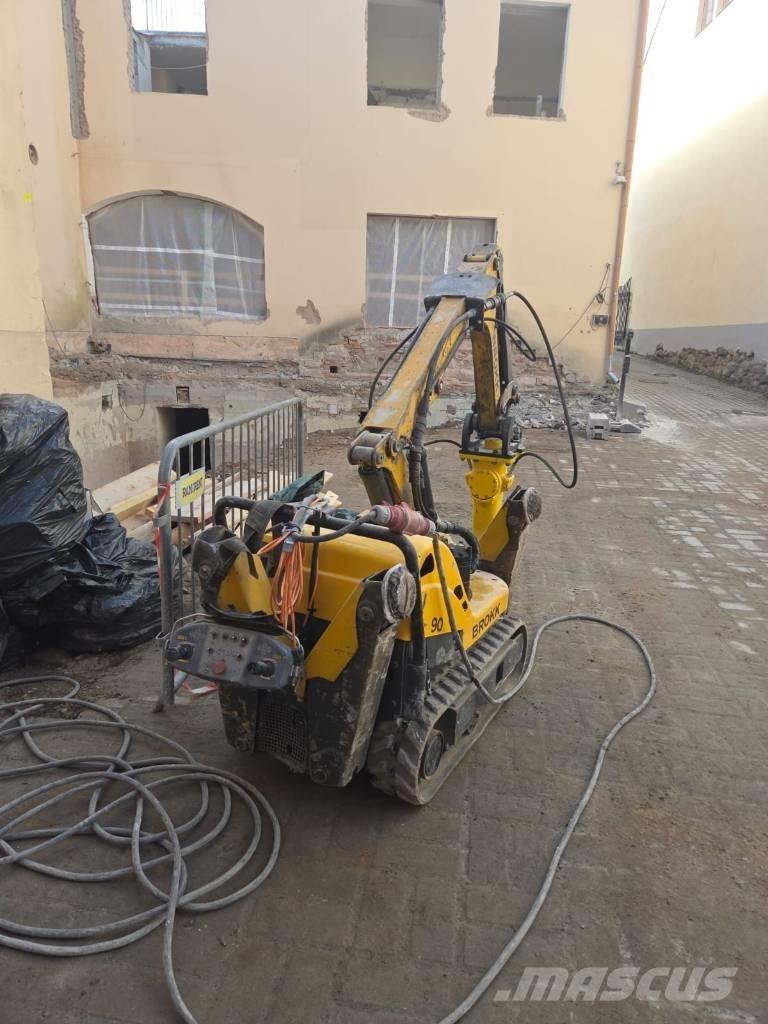 Brokk 90 Багери за разрушаване
