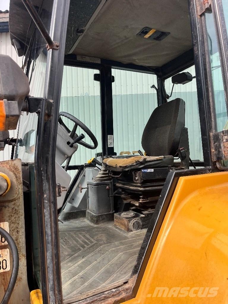 Massey Ferguson 860 Товарач със заден ексватор