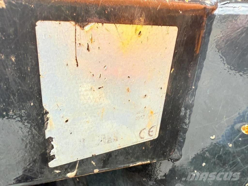 JCB 6 T Странични самосвали