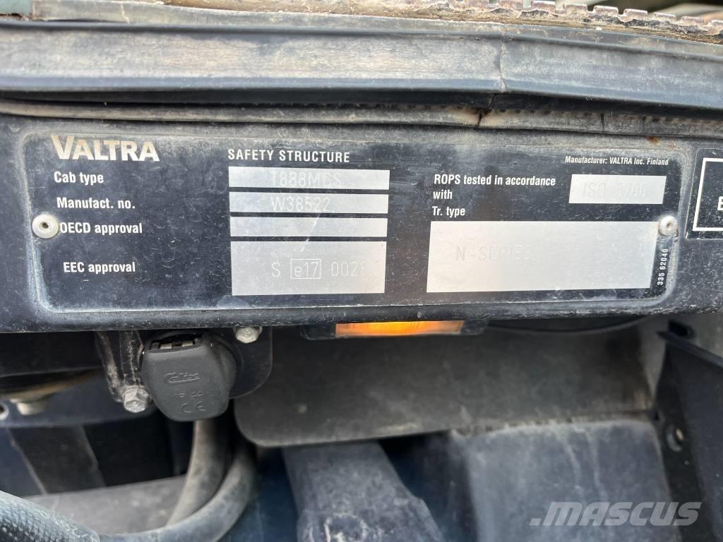 Valtra N 141 Трактори
