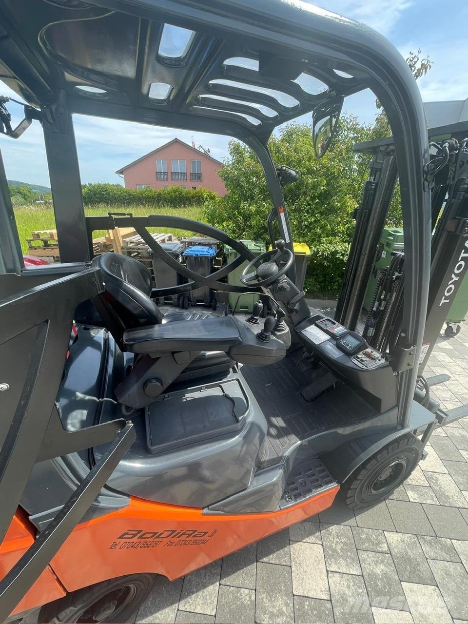 Toyota 02-8FGF18 Камиони с АГУ