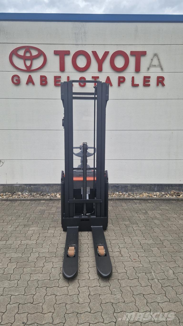 Toyota SPE160 Самоходни товарачи